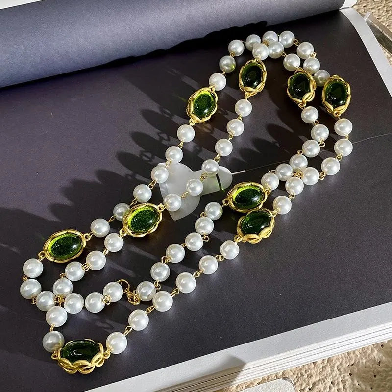 Collana vintage fatta a mano con perle e perline in vetro verde, accessori di lusso, regalo di Natale o di compleanno.