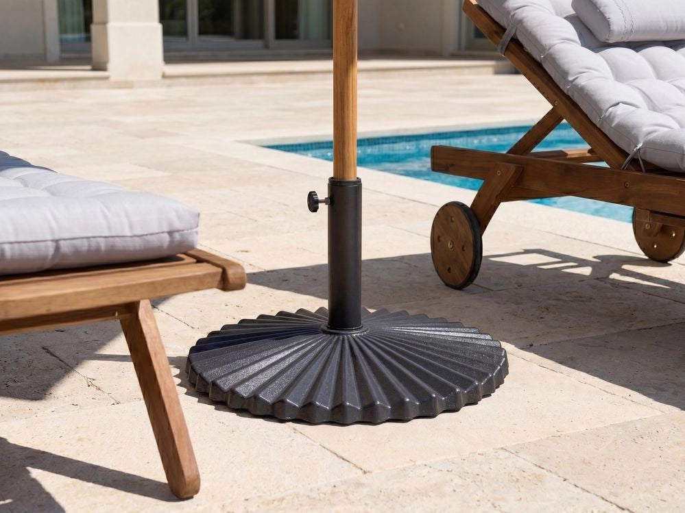 Base per ombrellone in acciaio nero verniciato a polvere resistente alle macchie e all’acqua con palo regolabile a coste