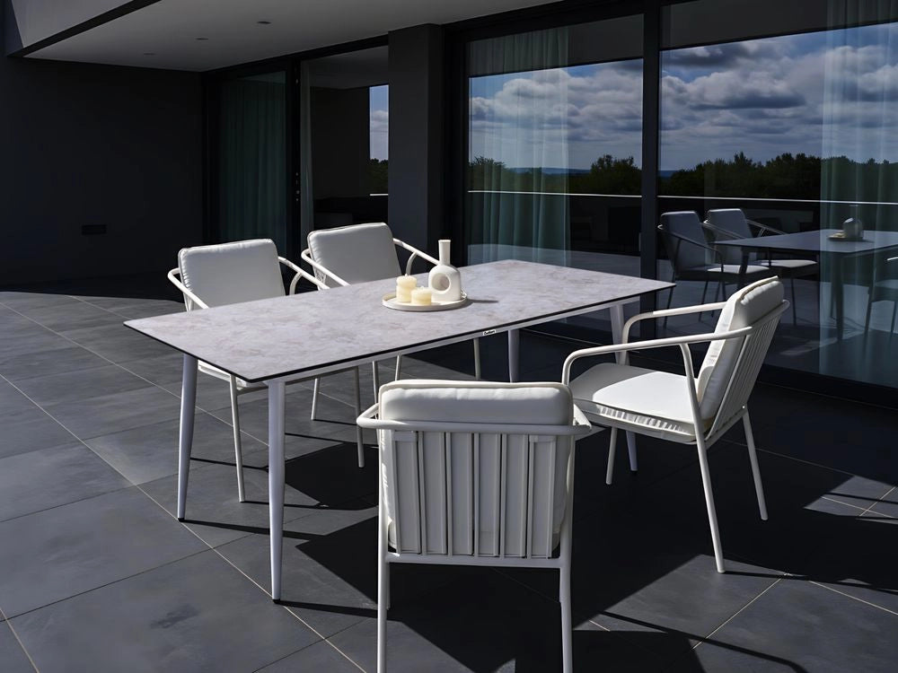 Tavolo da giardino con piano in HPL grigio chiaro e struttura in alluminio bianco resistente ai raggi UV all'acqua per esterni, in stile moderno