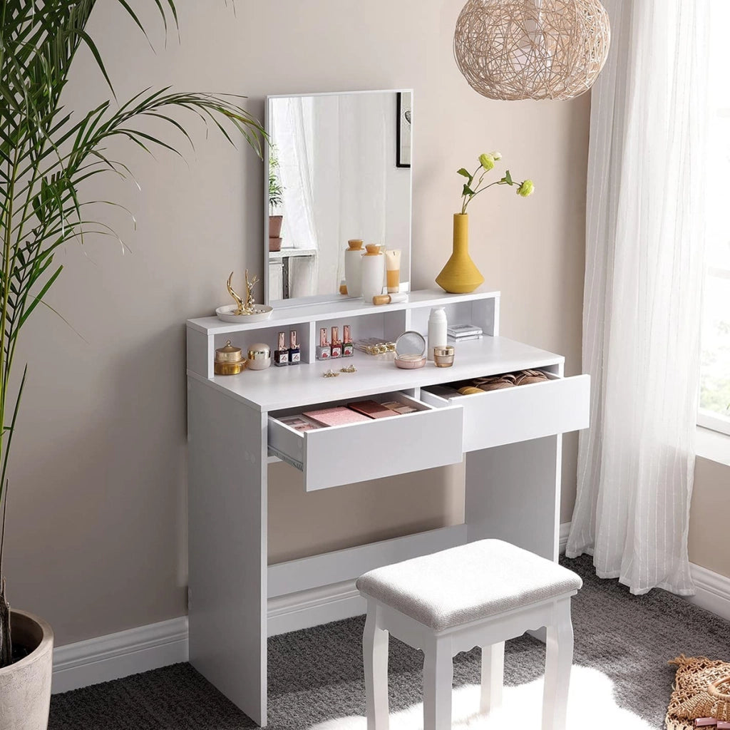 Tavolo da trucco bianco in stile scandinavo con specchio