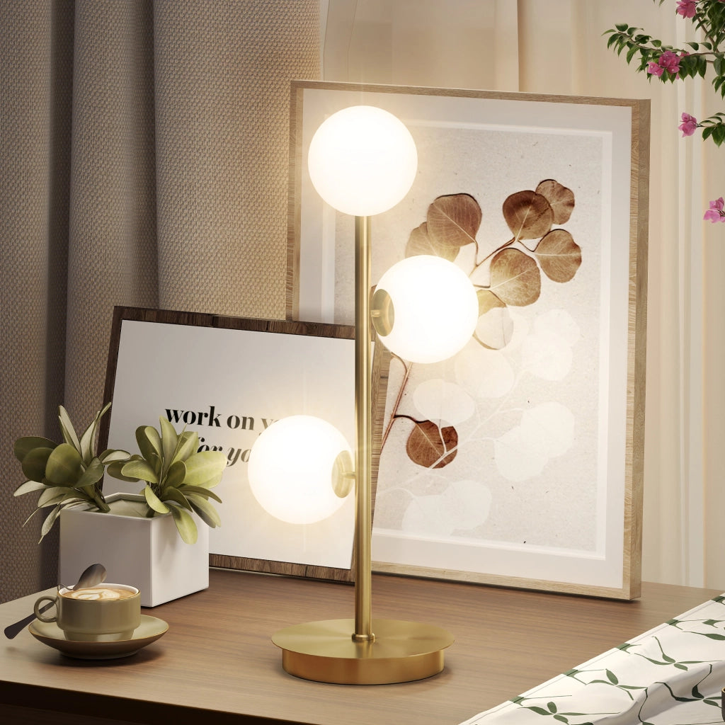 Lampada da tavolo con 3 sfere in vetro ¨C Xylo ¨C Base acciaio ottone 24x24x53cm