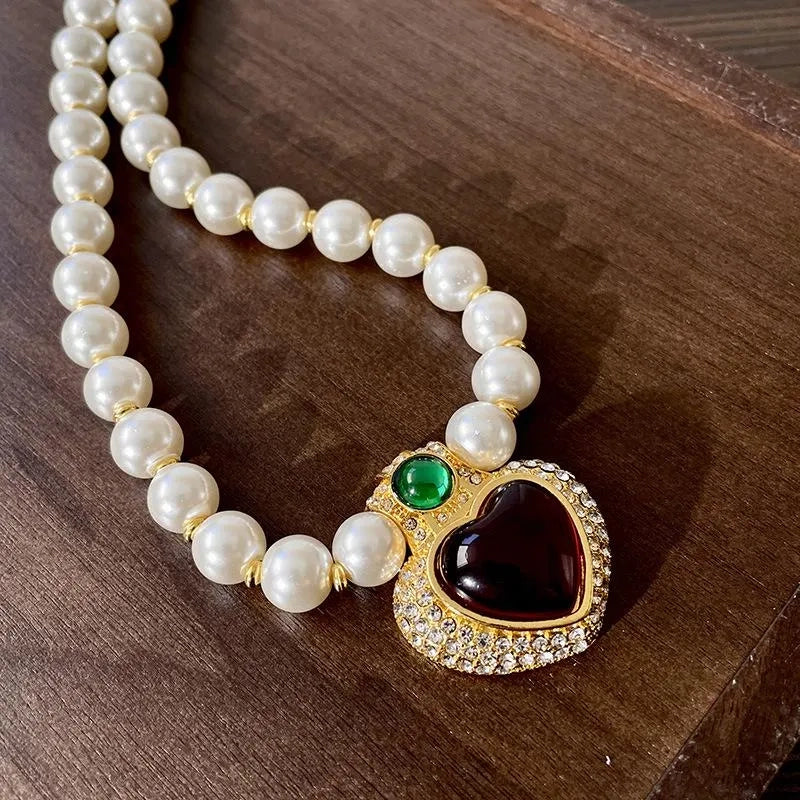 Collana con ciondolo a forma di cuore in perla di vetro vintage, realizzata a mano, regalo di Natale o compleanno.