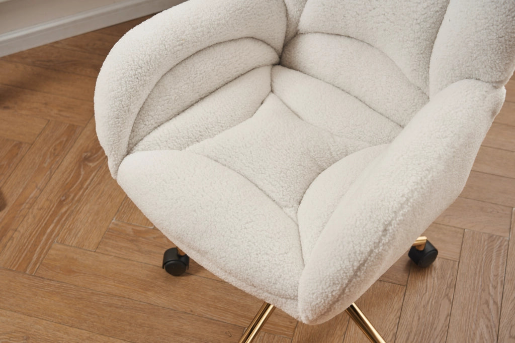 Sedia girevole regolabile in tessuto Teddy bianco con base in metallo dorato per home office
