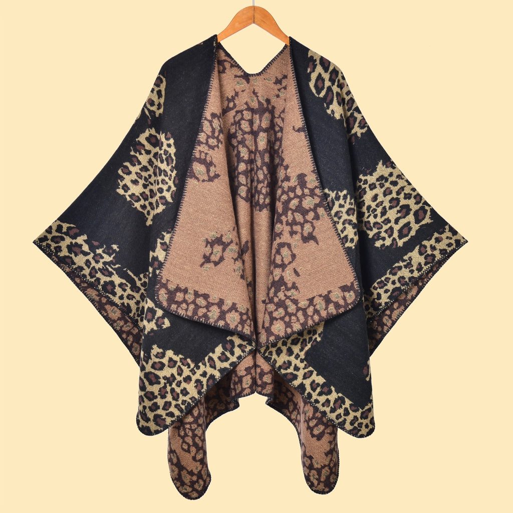 Elegante e classico scialle con spacco e stampa leopardata a blocchi di colore.