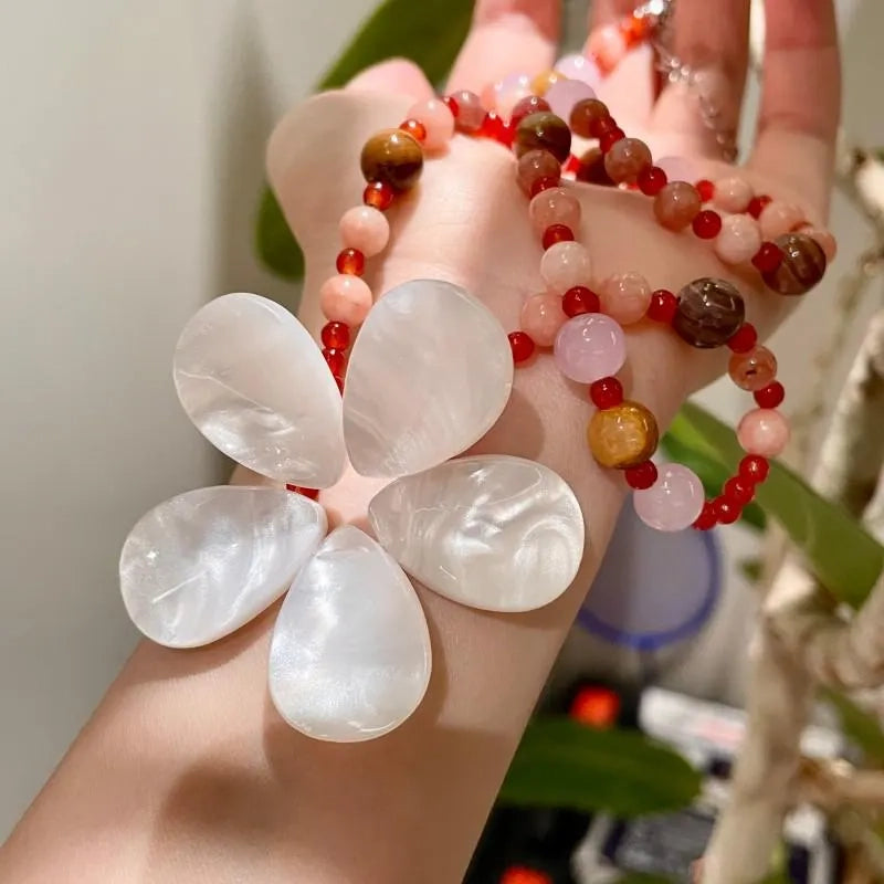 Collana vintage fatta a mano con perline di conchiglie naturali a forma di fiore, regalo di Natale o di compleanno.