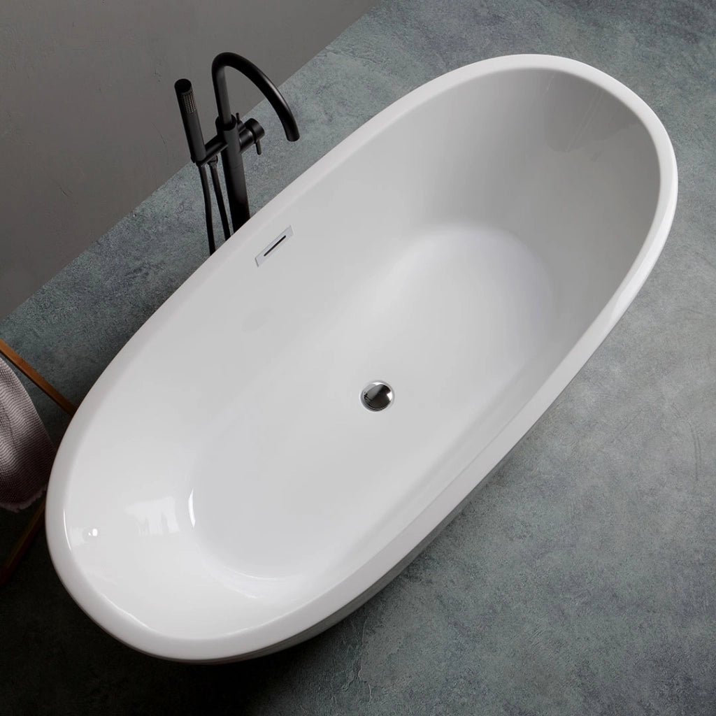 Vasca da bagno in acrilico bianco centro stanza