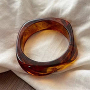 Bracciale rigido da donna in acrilico, dalla forma irregolare e dal bordo largo, rivestito in acido acetico; design di nicchia; stile vintage retr¨° e sofisticato.