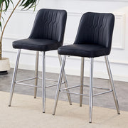 Set di 2 sgabelli da bar, alti 100 cm, in similpelle nera con struttura in metallo color argento e comodo poggiapiedi. Disponibili in diversi colori: