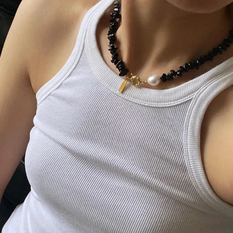 Collana fatta a mano con perline di cristallo nero naturale, ideale come regalo di Natale o di compleanno.