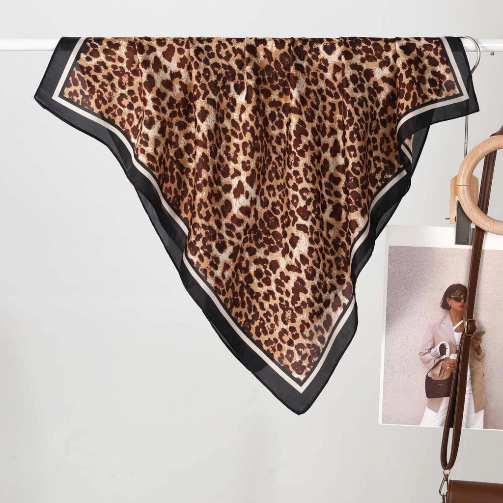 Eleganti e trendy sciarpe di seta da donna, realizzate in pura seta.
