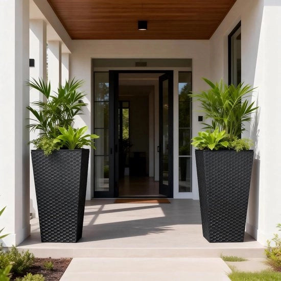 Set di due grandi vasi per piante in metallo per esterni: 55cm neri con vaschette interne, vasi quadrati con fori di drenaggio per esterni per ingresso, patio, pavimento e balcone.