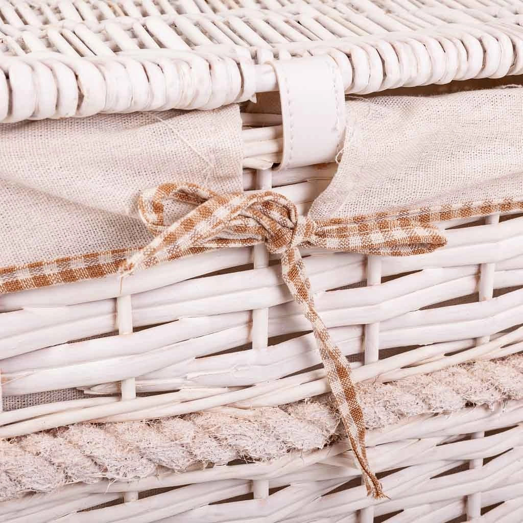 Set composto da portabiancheria e due cesti in vimini foderati di bianco