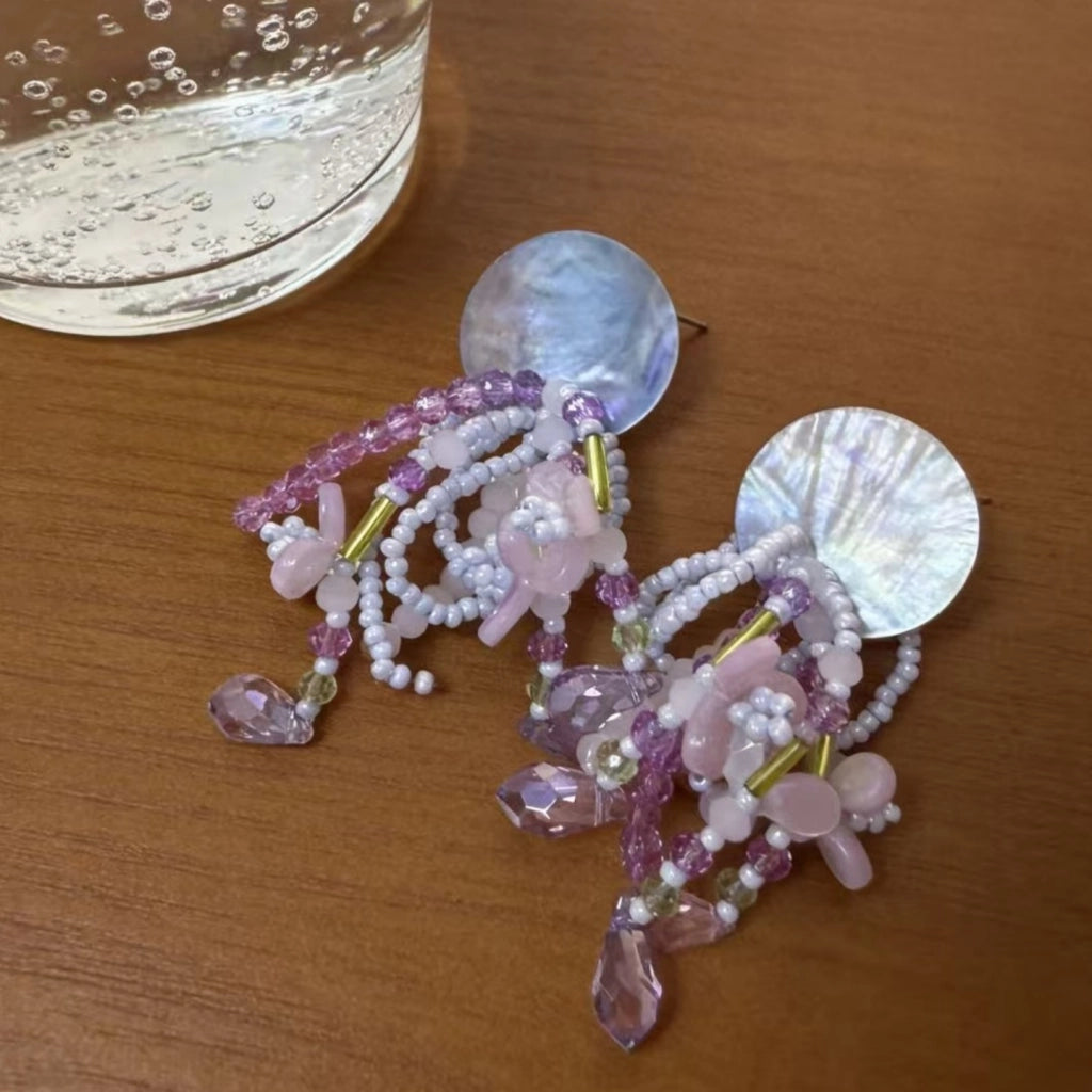 Orecchini in stile francese con perline di conchiglia viola e cristalli