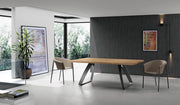 Tavolo da pranzo allungabile Bridge 160-240 cm in rovere naturale, piano impiallacciato con bordo massellato e gambe in metallo nero