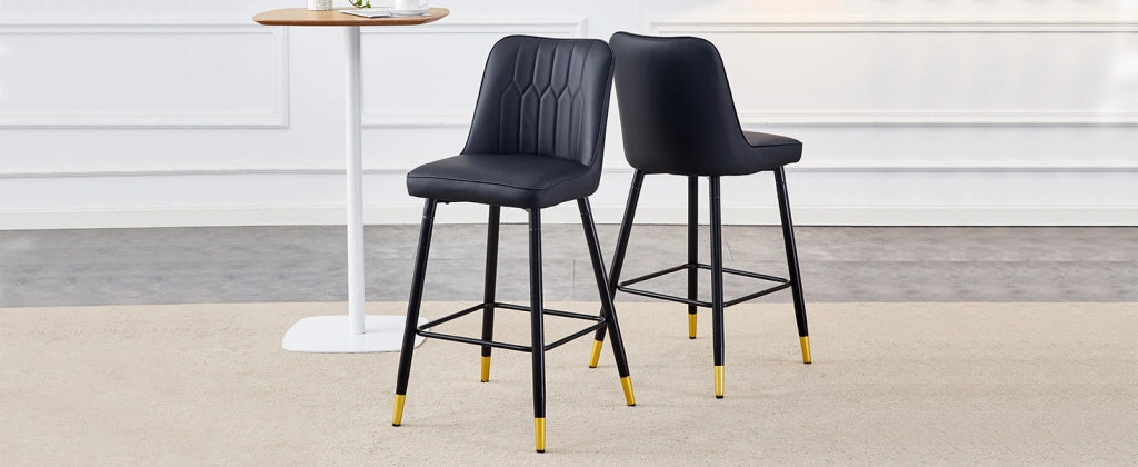 Set di 2 sgabelli da bar, alti 100 cm, in similpelle nera con struttura in metallo nero e comodo poggiapiedi. Disponibili in diversi colori: la scelta