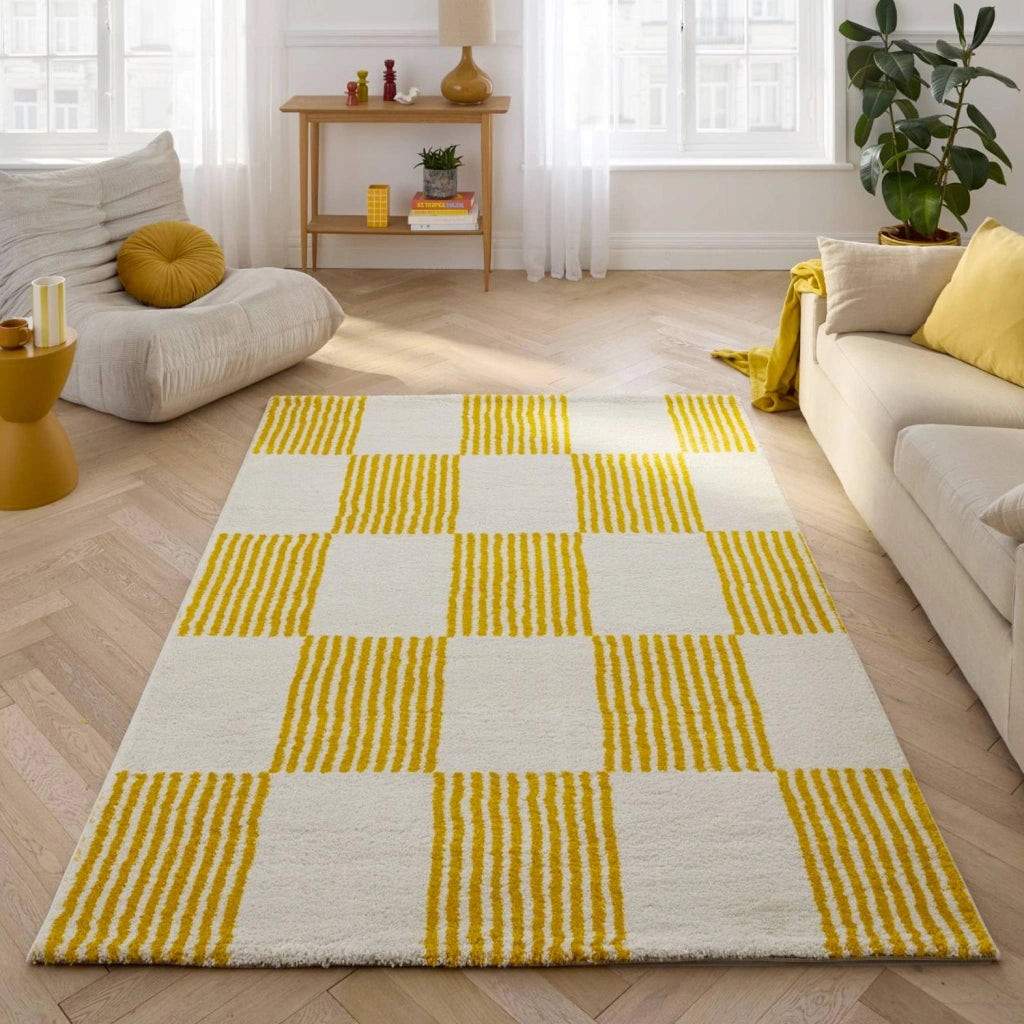Tappeto interno a scacchi giallo e bianco