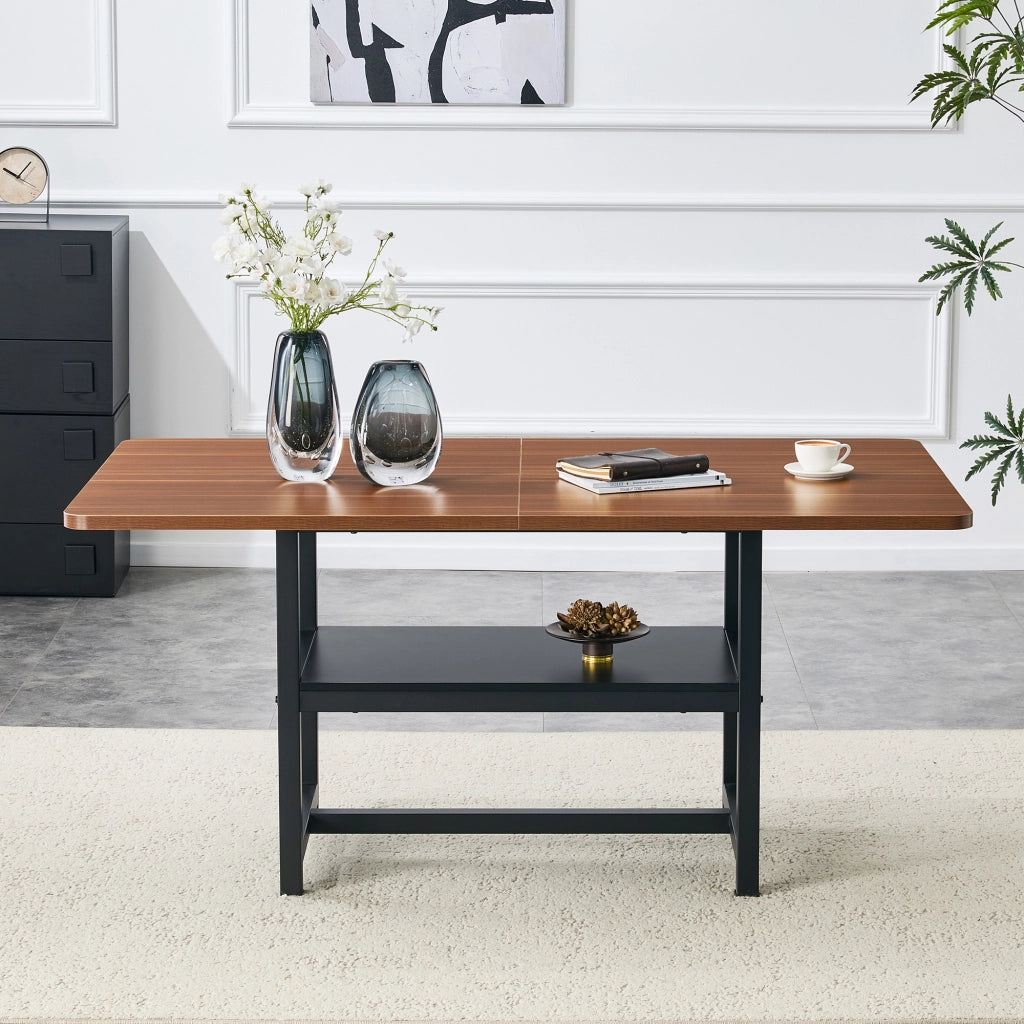 Tavolo da pranzo per 4-6 persone con ripiano portaoggetti; piano effetto noce e gambe in metallo nero; 160×90×76 cm
