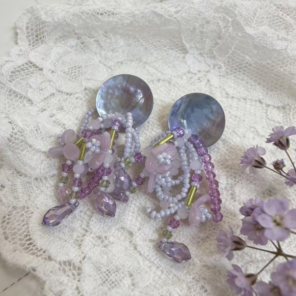 Orecchini in stile francese con perline di conchiglia viola e cristalli