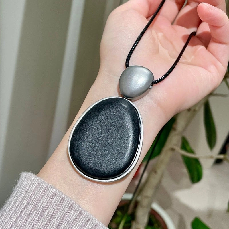 Collana in metallo e legno nero