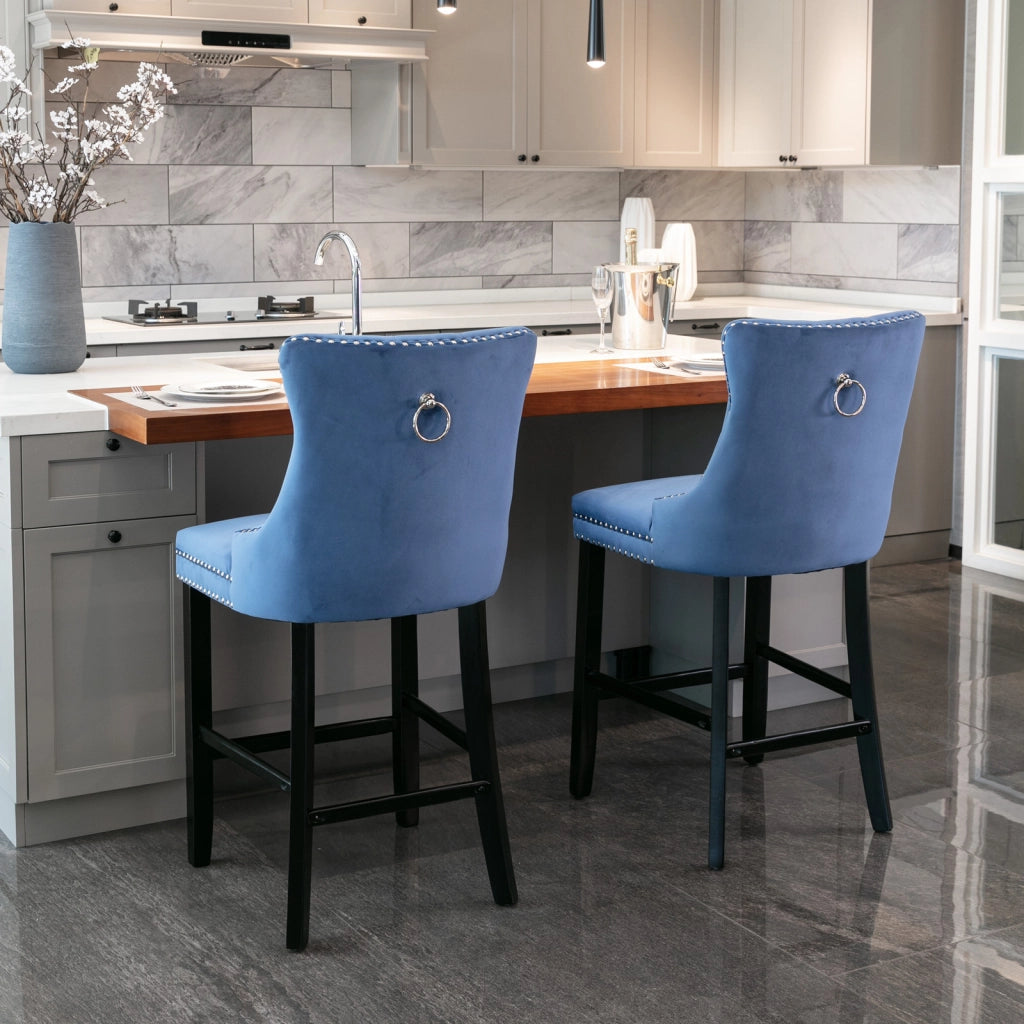 Set di 2 Sgabelli da Bar con Schienale Trapuntato; Borchie Decorative e Piedini Regolabili; Legno Massello e Velluto; Blu