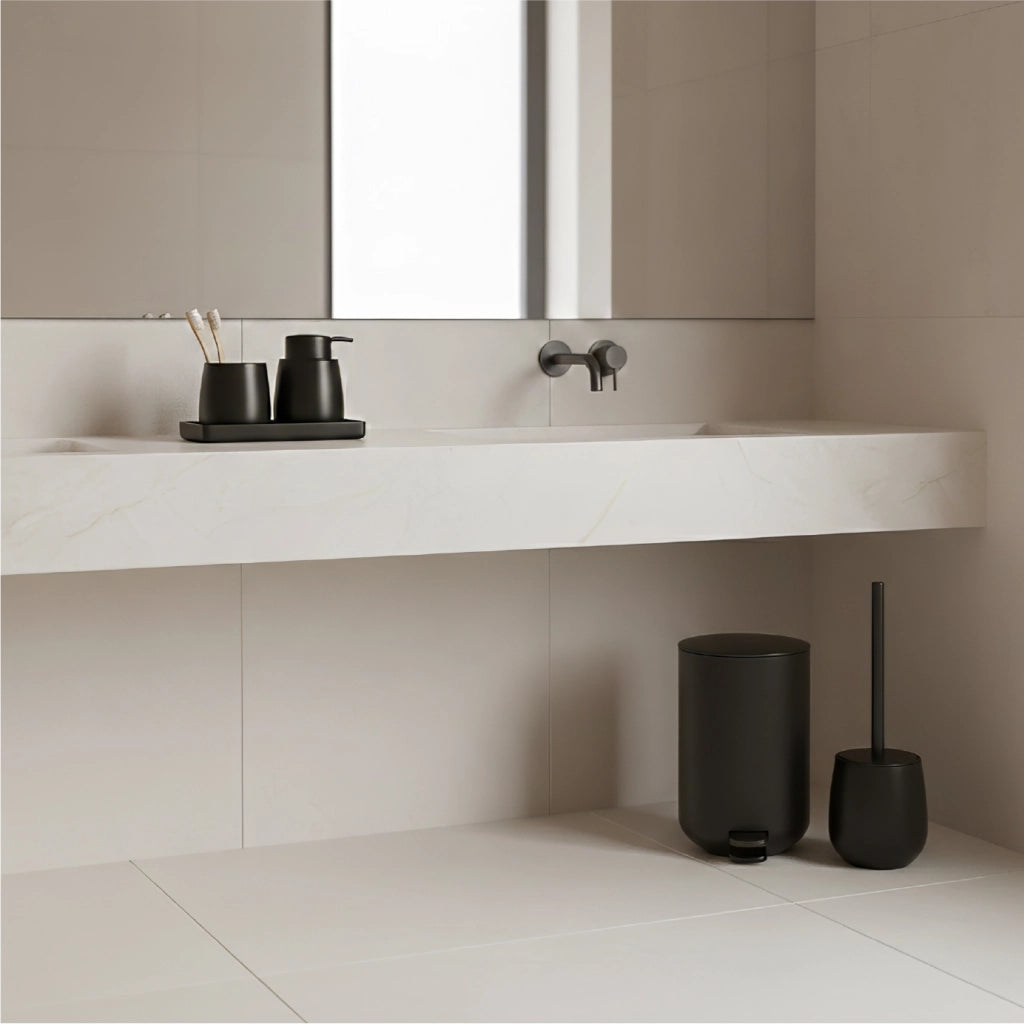 Set Accessori Bagno 6 Pezzi in ABS Completo Pattumiera con Pedale, Scopino WC, Dispenser Sapone, Porta Spazzolini, Bicchiere e Vassoio Antiscivolo Design Moderno e Resistente Nero