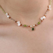 Collana con ciondolo in smeraldo e zirconi fatto a mano con pietre naturali e perle d'acqua dolce, regalo di Natale o di compleanno.