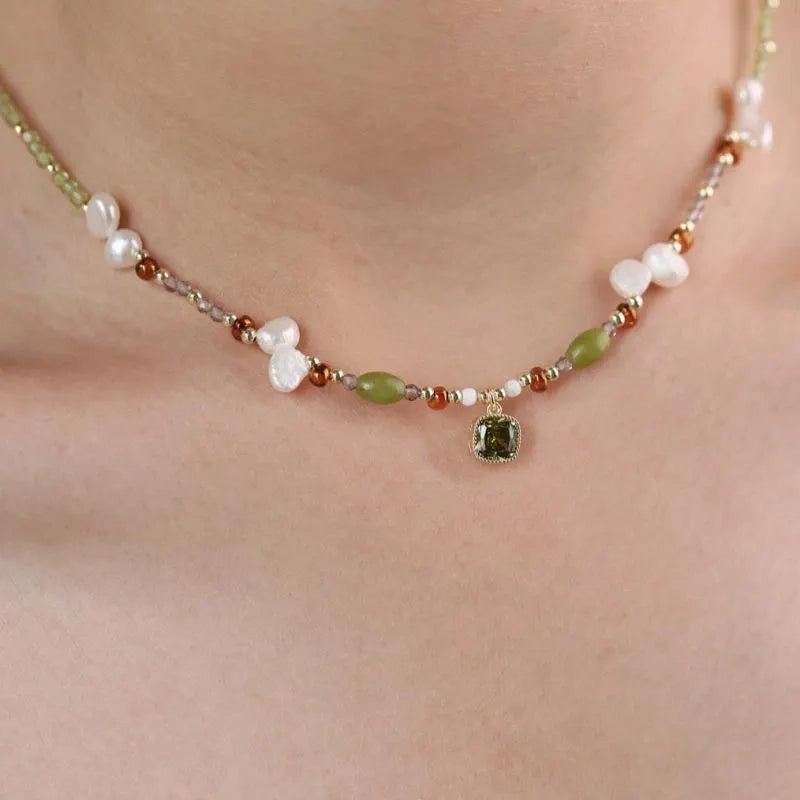 Collana con ciondolo in smeraldo e zirconi fatto a mano con pietre naturali e perle d'acqua dolce, regalo di Natale o di compleanno.