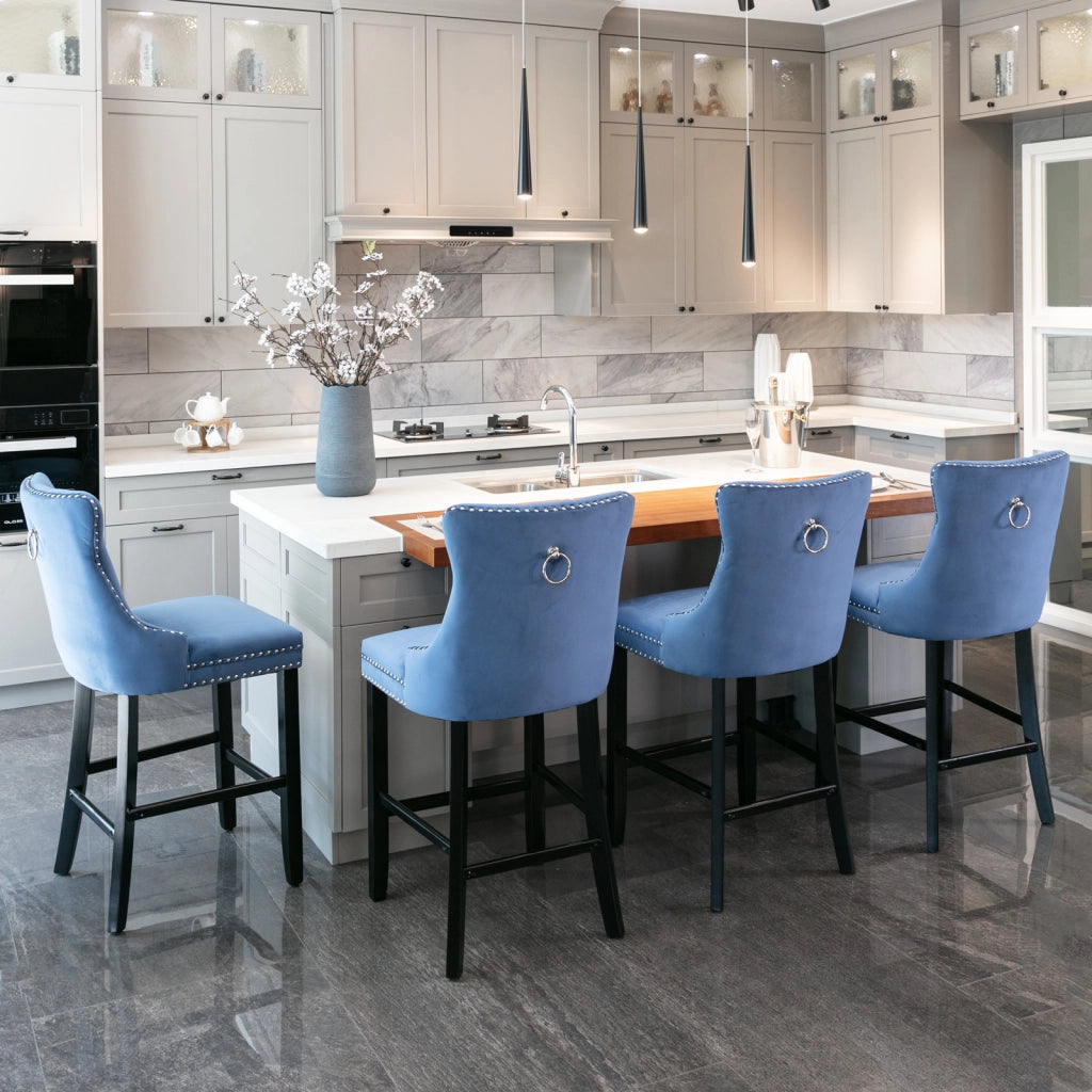 Set di 2 Sgabelli da Bar con Schienale Trapuntato; Borchie Decorative e Piedini Regolabili; Legno Massello e Velluto; Blu