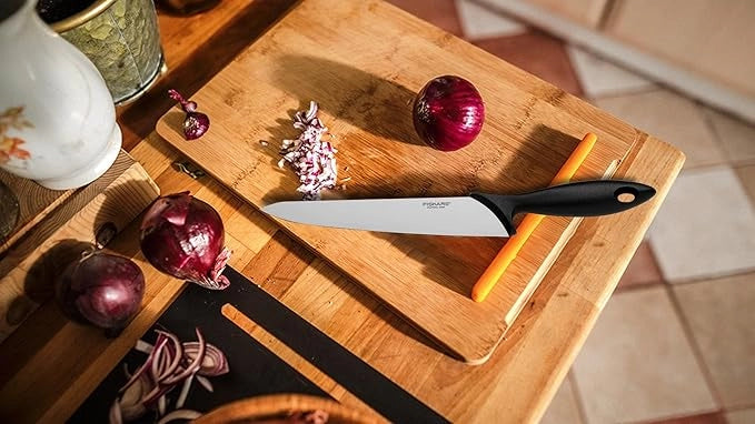 Fiskars COLTELLO CUCINA ESSENTIAL lama cm. 21