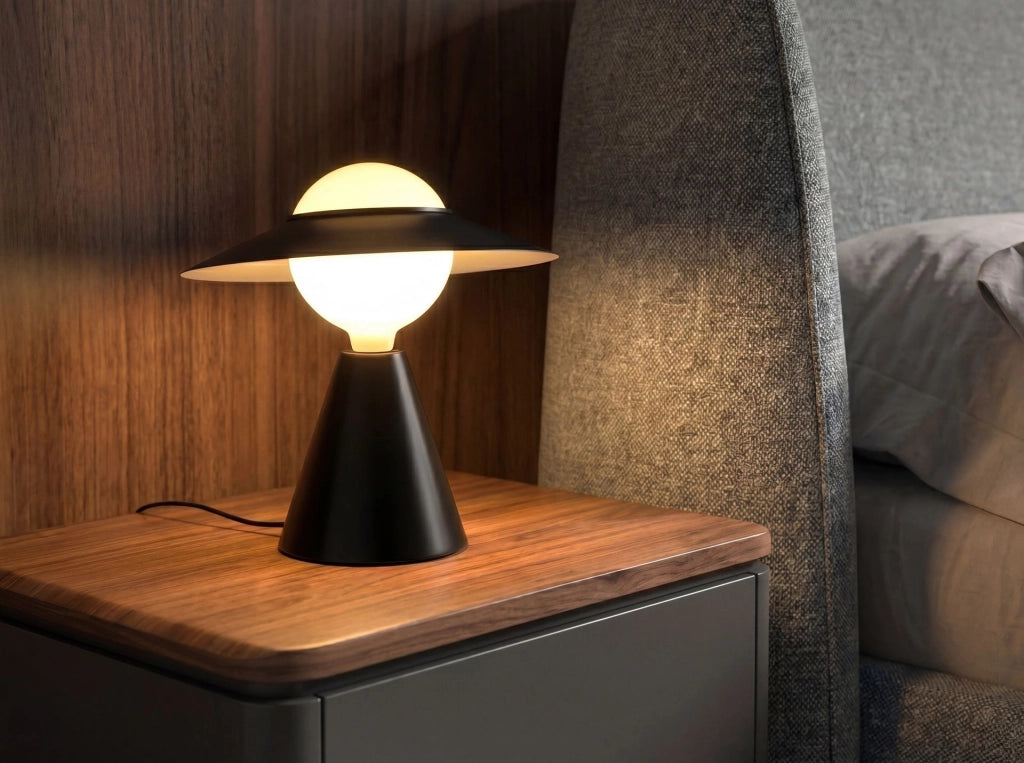 Lampada da tavolo in vetro bianco e acciaio nero