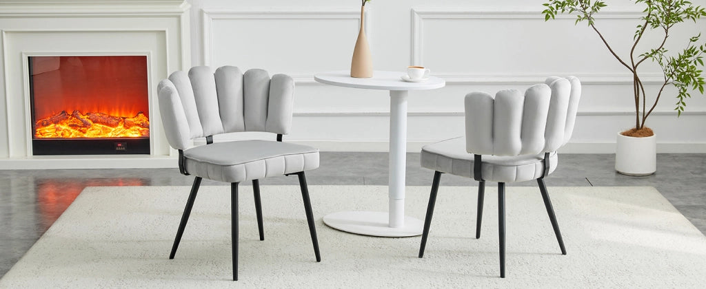 Set di 2 sedie da pranzo europee con schienale a fantasia floreale e rivestimento in velluto. Velluto morbido grigio chiaro + gambe in metallo nero, a