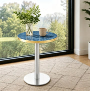Tavolino rotondo 60x73;7 cm con piano effetto marmo blu in MDF e struttura in metallo