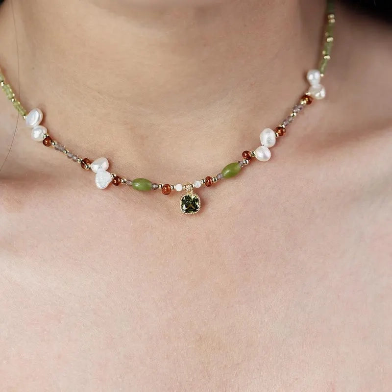 Collana con ciondolo in smeraldo e zirconi fatto a mano con pietre naturali e perle d'acqua dolce, regalo di Natale o di compleanno.