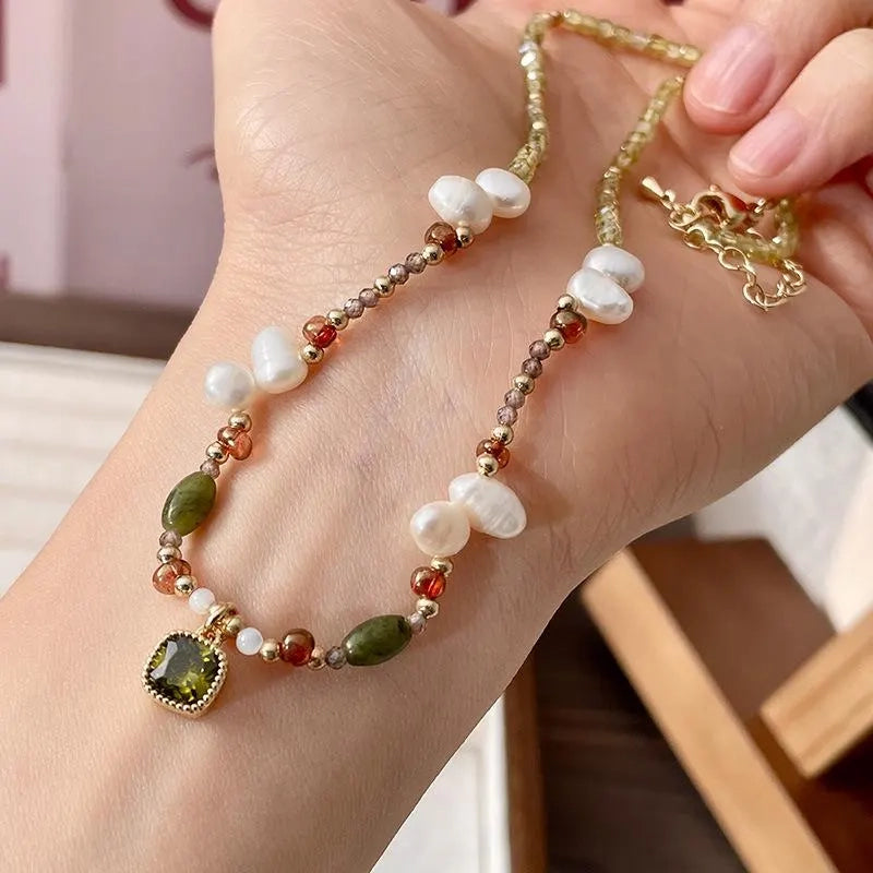 Collana con ciondolo in smeraldo e zirconi fatto a mano con pietre naturali e perle d'acqua dolce, regalo di Natale o di compleanno.