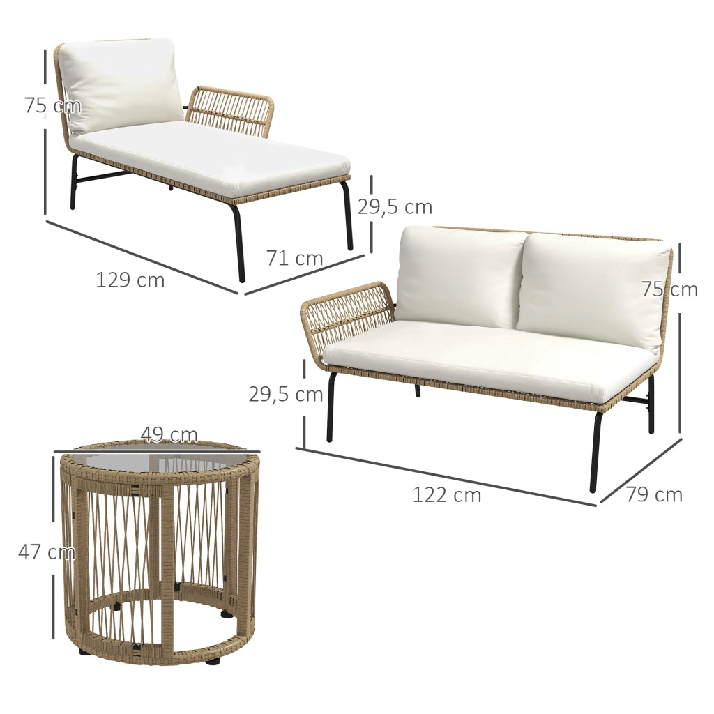 Set di mobili da giardino in rattan con lettino prendisole, tavolino da caff¨¨, divanetto e cuscini color crema per terrazza e balcone.