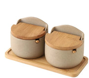 Contenitori di sale, cassetta di spezie, contenitore di sale, 2x contenitore di sale ceramico con coperchio di legno a paletta, scatola di spezie, cassetta di spezie per la cucina, 8.98x4.25x3.74 pollici per il bancone della cucina
