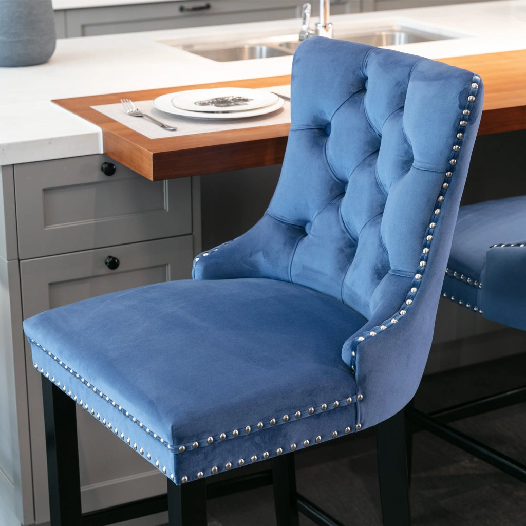 Set di 2 Sgabelli da Bar con Schienale Trapuntato; Borchie Decorative e Piedini Regolabili; Legno Massello e Velluto; Blu