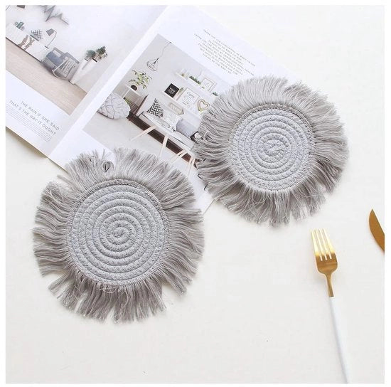 2-pack di placemats in cotone macramé, intrecciato a mano, con chiodini, antiscivolo, resistente al calore, sottopanchine per cucina, stile scandinavo, difensore delle tazze per tazze, grigio