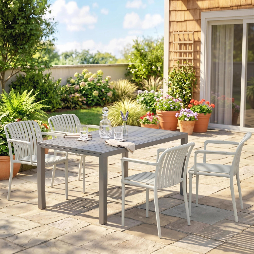 Set di 4 Sedie da Giardino Impilabili con Braccioli. Design a Doghe in Plastica. Grigio