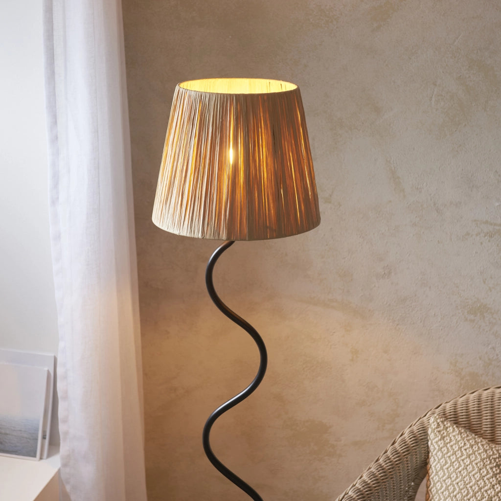 Lampada da terra boho nera opaca rafia E27 Endon Wriggle