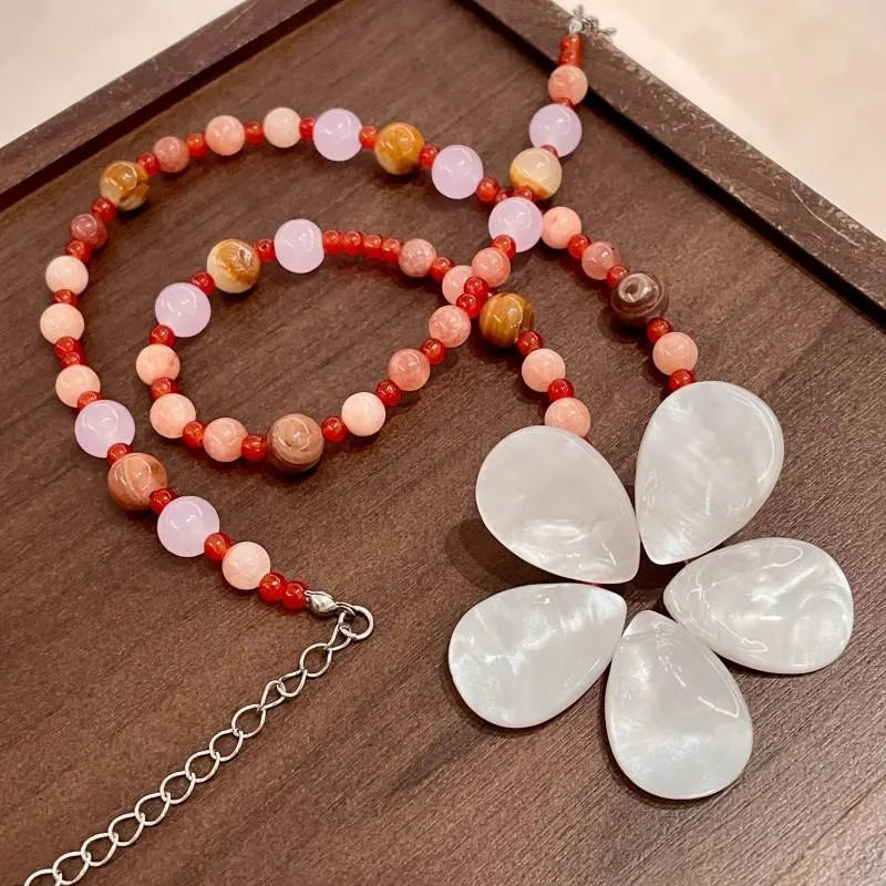 Collana vintage fatta a mano con perline di conchiglie naturali a forma di fiore, regalo di Natale o di compleanno.