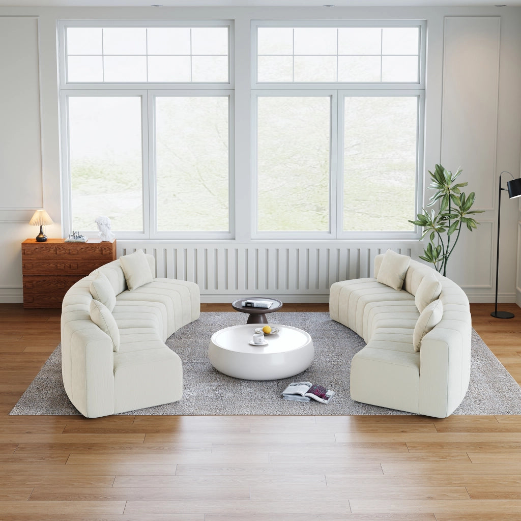Sofà modulare curvo in chenille beige, composizione semicircolare da 6 moduli con 2 cuscini