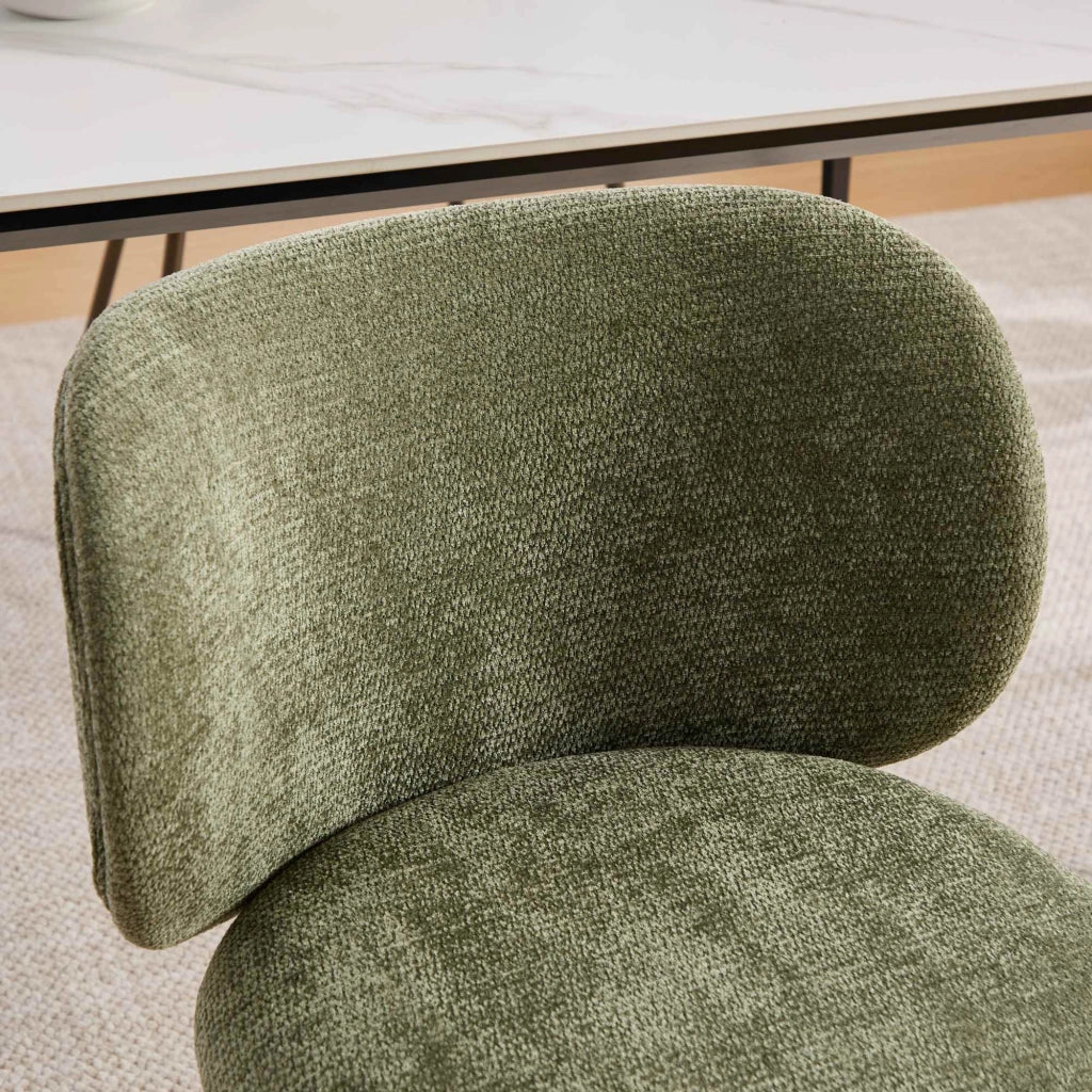 Sedie da pranzo contemporanee in ciniglia, comodo schienale curvo con morbida imbottitura, gambe in metallo color bronzo ¨C Arreda la tua cucina con co