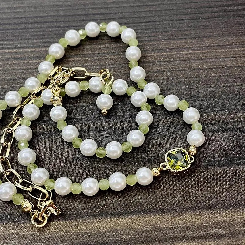 Collana fatta a mano con perla in pietra naturale e zirconi verdi, ideale come regalo di Natale o di compleanno.