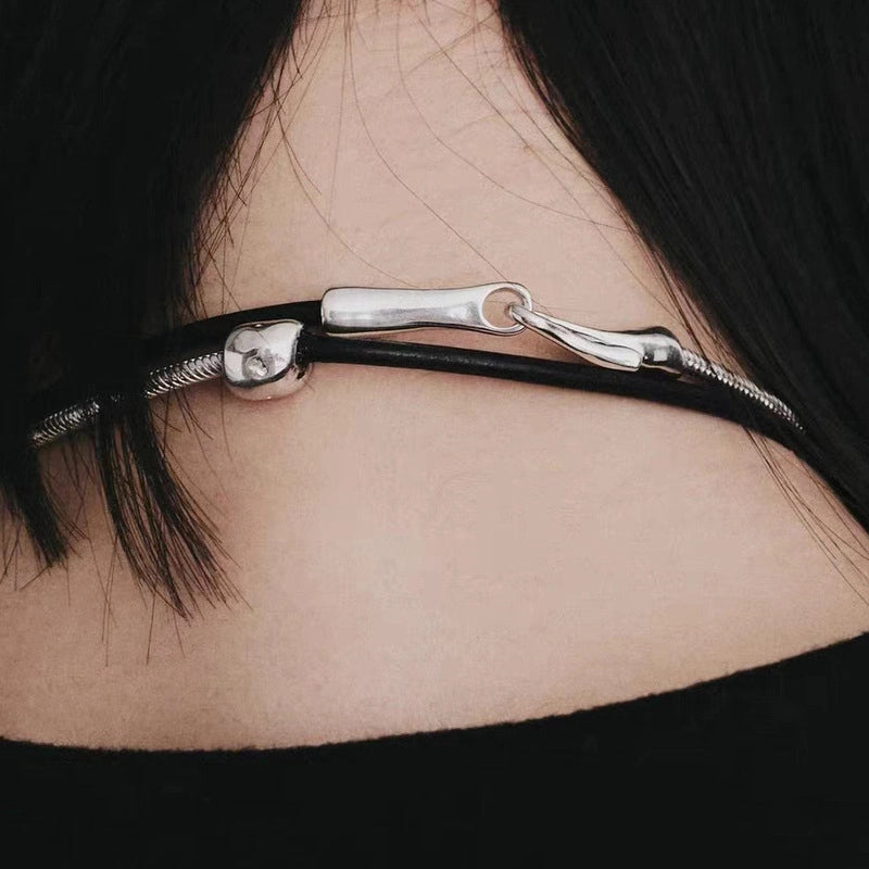 Collana girocollo da donna di alta gamma, elegante e semplice, con catena a maglie di serpente e corda in pelle, in stile europeo e americano.