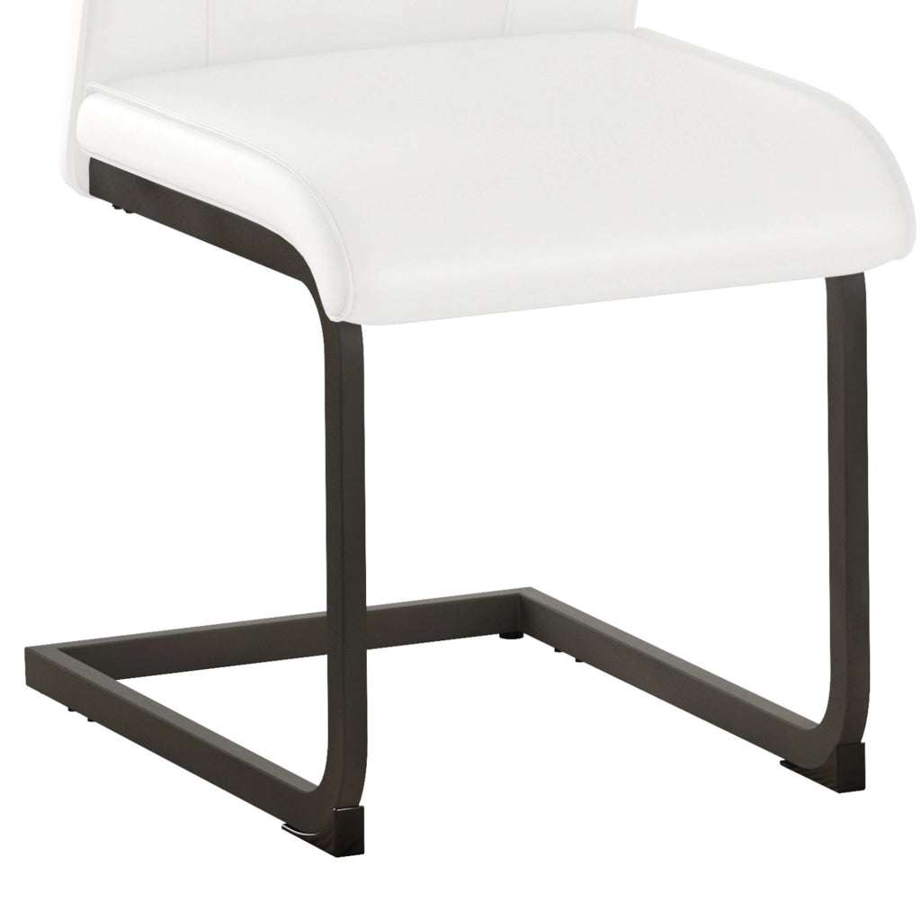 Set di 2 sedie da pranzo in similpelle bianca con gambe in metallo nero; design ergonomico