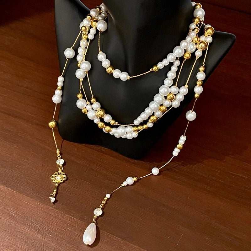Collana vintage in stile francese con chiave, nappe di perle a pi¨´ strati, elegante catena a maglia e catena a clavicola con perline a goccia.
