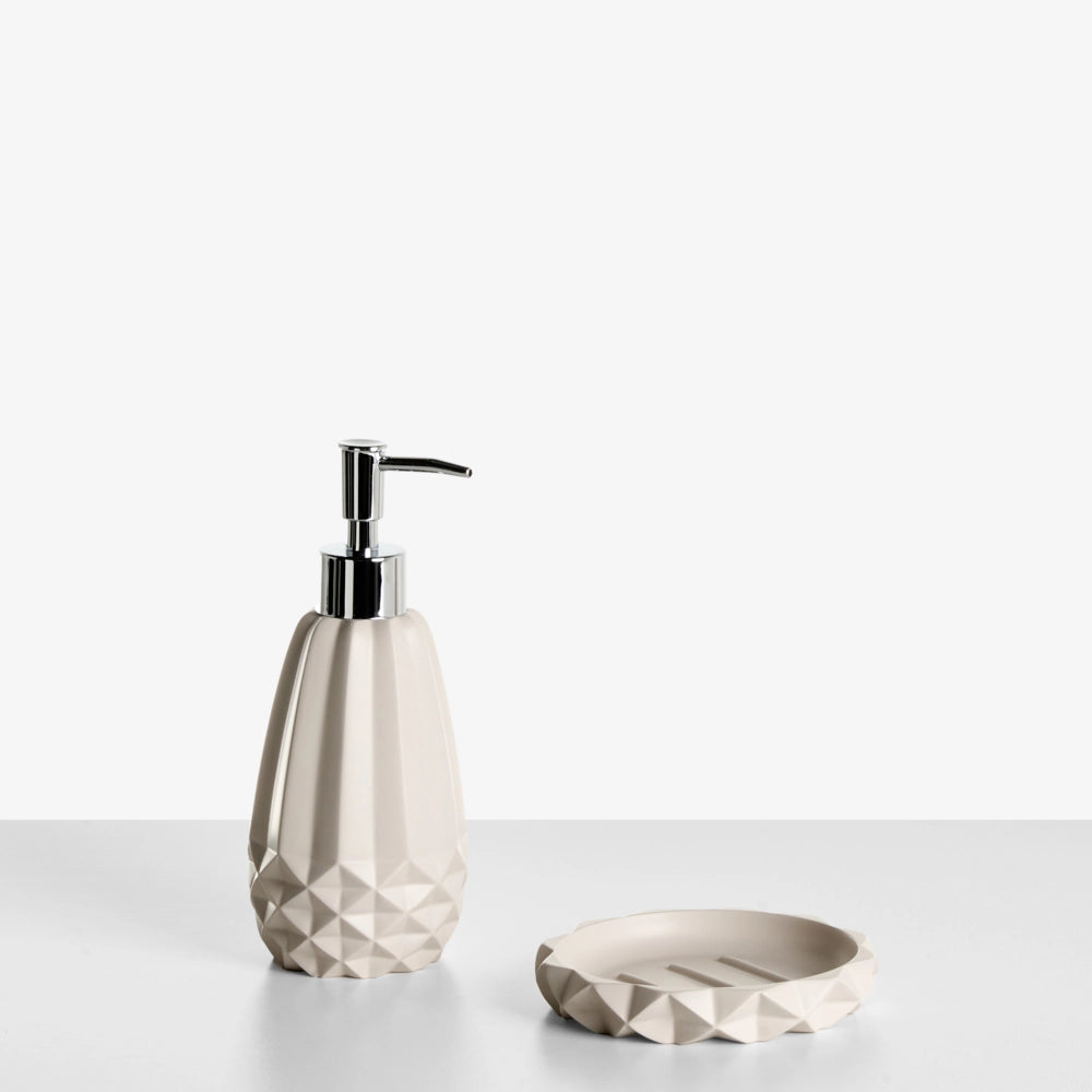 Set di 5 accessori da bagno in poliresina beige: portasapone, dispenser per sapone, scopino per WC, bicchiere e portaspazzolino
