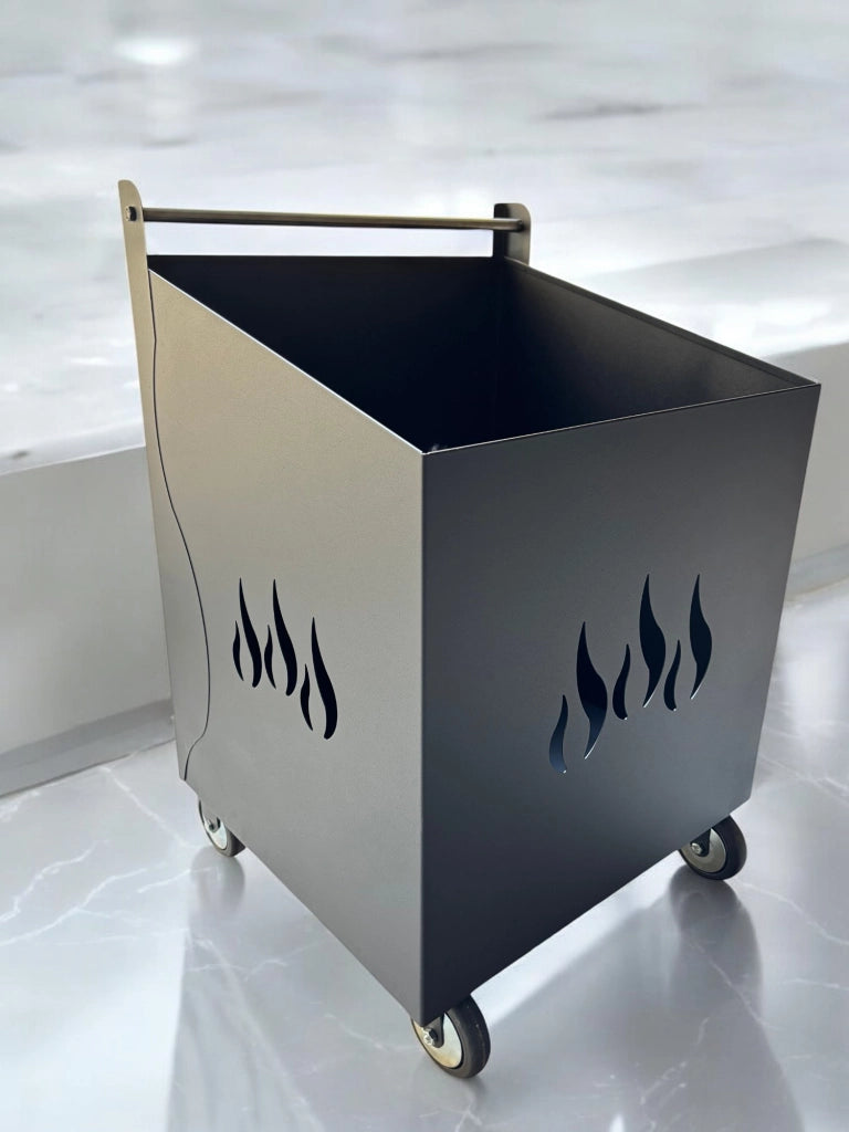 Porta Legna con Ruote, Porta Pellet, in Ferro Battuto, Grigio antracite, 52x47x80h cm, Motivo Fiamma, Per Camino e Stufe