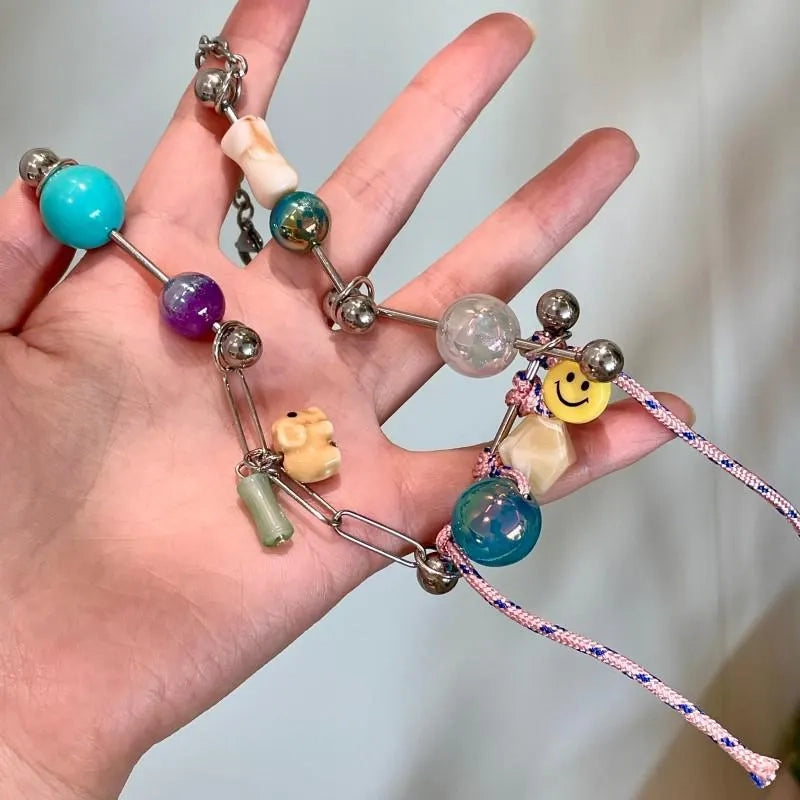 Collana con faccina sorridente e perline di vetro di cristallo: gioiello colorato fatto a mano